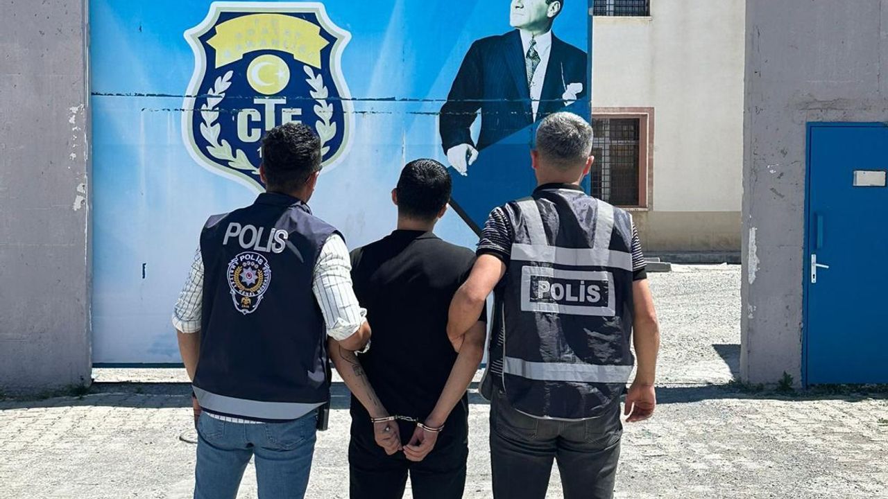 Kars’ta aranan şahıs sahte kimlikle yakalandı