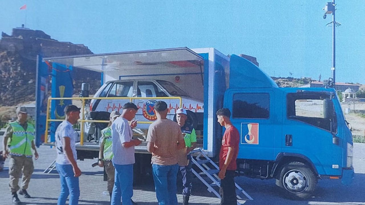 Kars’ta Emniyet Kemeri Simülasyon Aracı emniyet kemerinin hayati önemini uygulamalı olarak gösterildi