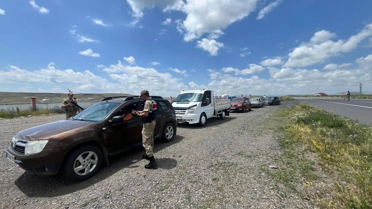 Kars İl Jandarma Komutanlığı’ndan düzensiz göçle mücadeleye yönelik huzur ve güven uygulaması