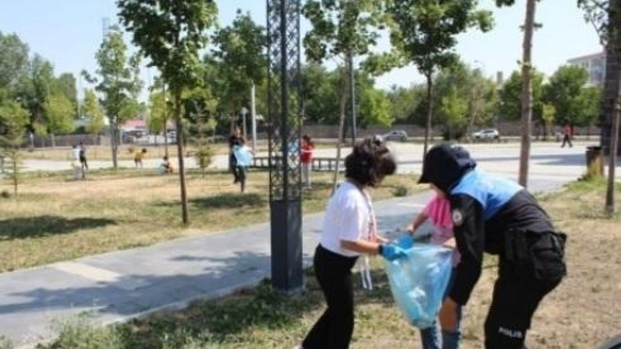 Kars’ta öğrencilere çevre temizliği bilinci aşılanıyor