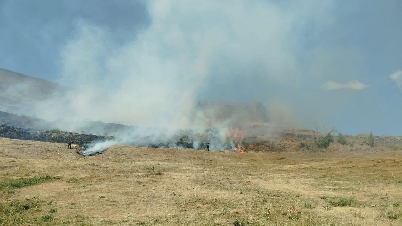 Kars Kalesi Eteklerinde Çıkan Anız Yangını Korkuya Neden Oldu