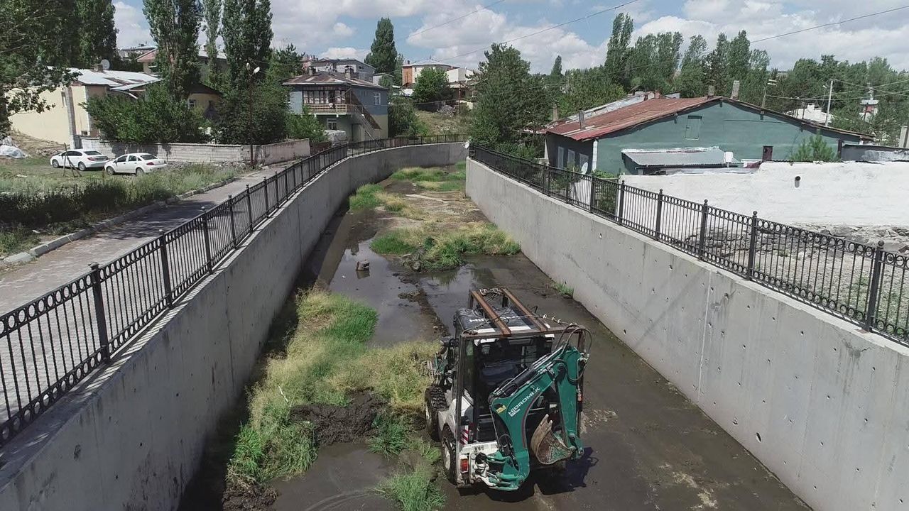Kars’ta Devlet Su İşleri dere temizlik çalışmalarına başladı
