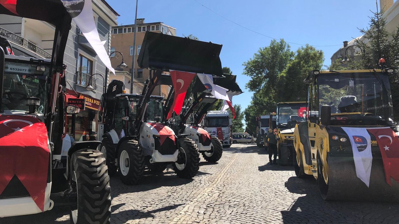 Kars Belediyesi araç filosunu güçlendirdi: 15 yeni iş makinesi dualarla hizmete girdi