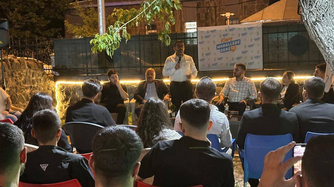 Milletvekili Adem Çalkın, Kars’ta gençlik buluşmasında gençlerle bir araya geldi