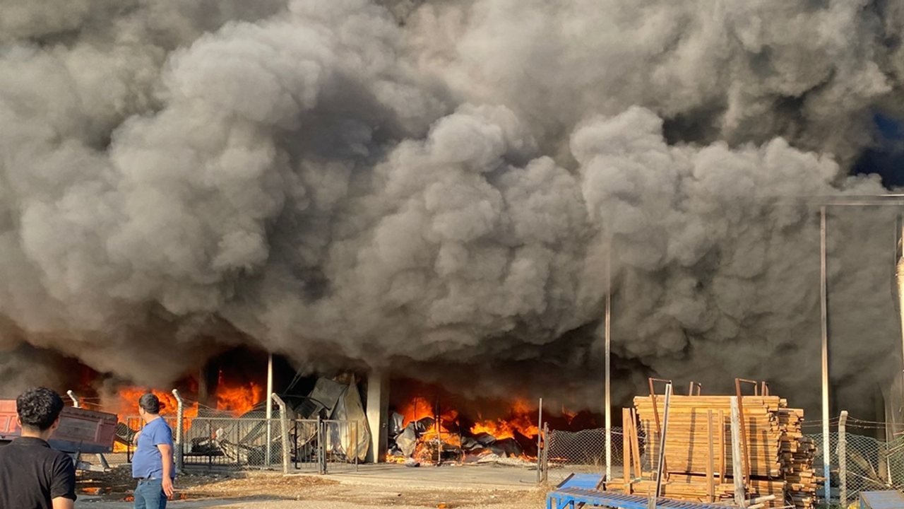 Antalya’da iki depoda çıkan yangına ekipler müdahale ediyor