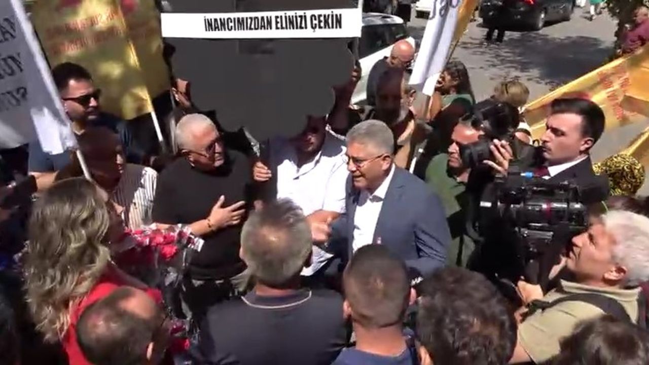 Esma Ersin siyah çelenkle gelen grubu çiçekle karşıladı