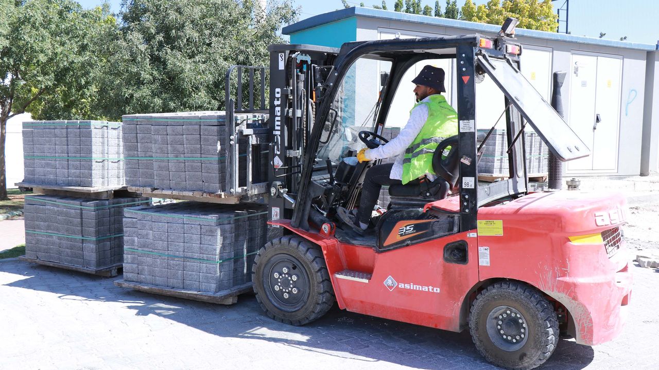 Haliliye’de parke taşı çalışmalarıyla yollar yenileniyor