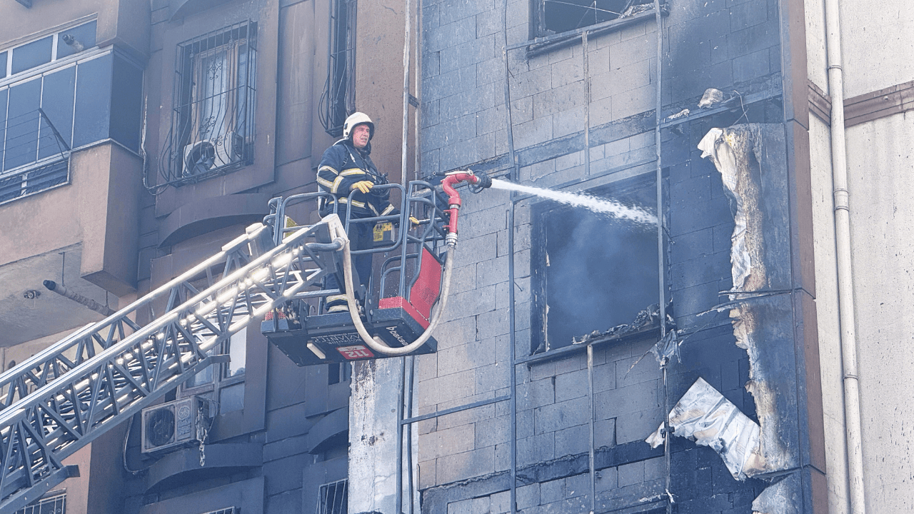 Gaziantep’te 5 katlı binada yangın: 15 kişi dumandan etkilendi