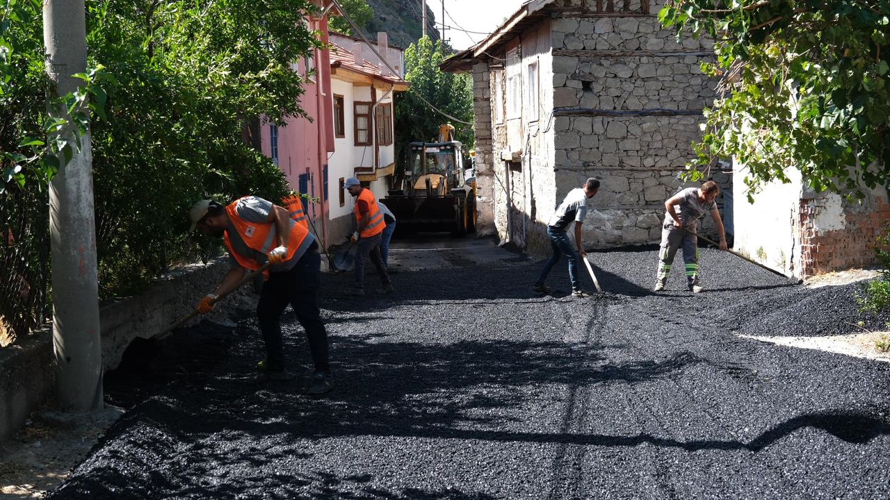 Güdül’de asfalt seferberliği: Yeşilöz’de çalışmalar sürüyor