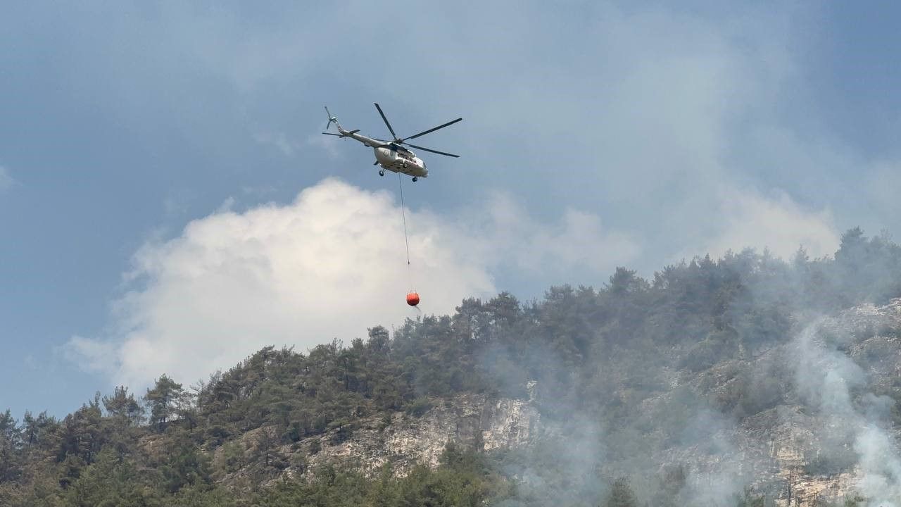Karabük’te orman yangını rüzgârla yeniden şiddetlendi