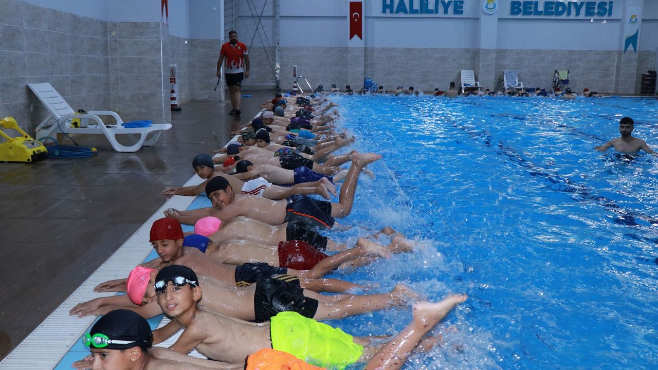 Havuz keyfi Haliliye’de çocukların ve gençlerin yüzünü güldürdü