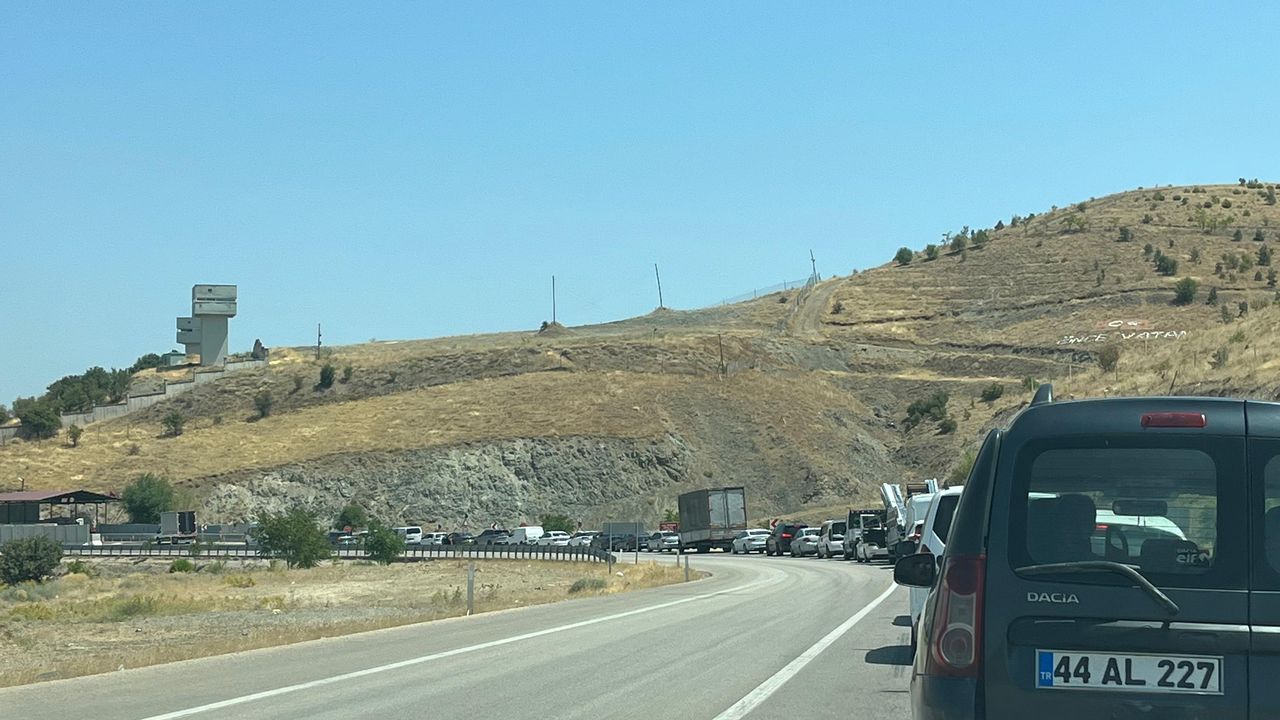 Elazığ-Pertek feribot iskelesinde kilometrelerce kuyruk oluştu