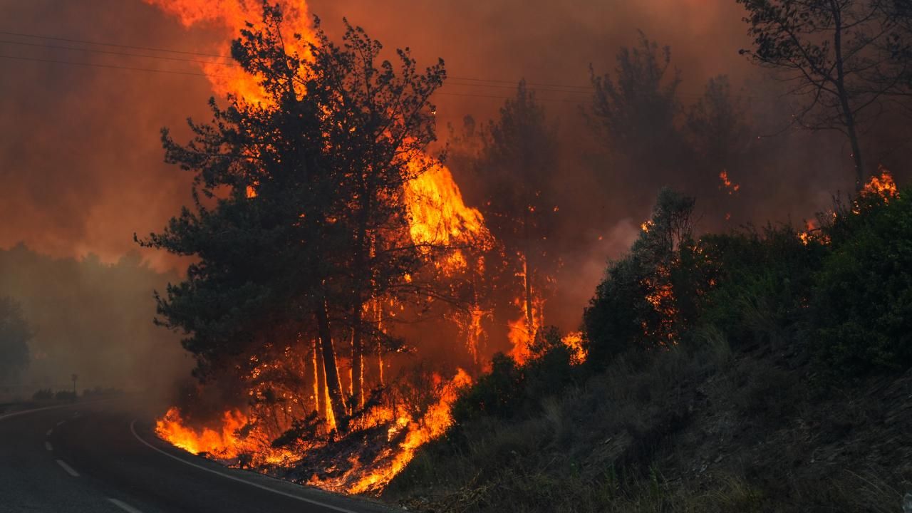 Çanakkale’de yangın büyüyor: Ev ve araçlar zarar gördü