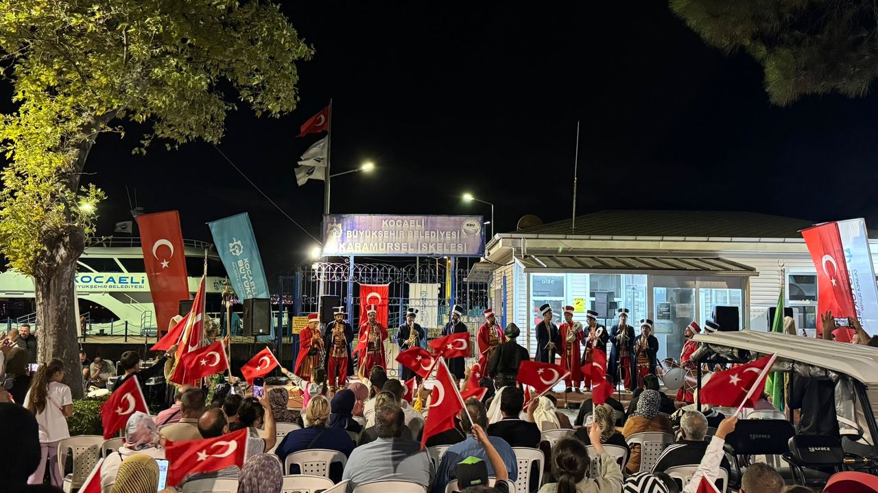 Kocaeli Büyükşehir’in Mehter ve Bando Takımı, Karamürsellileri coşturdu; 30 Ağustos’a özel konser
