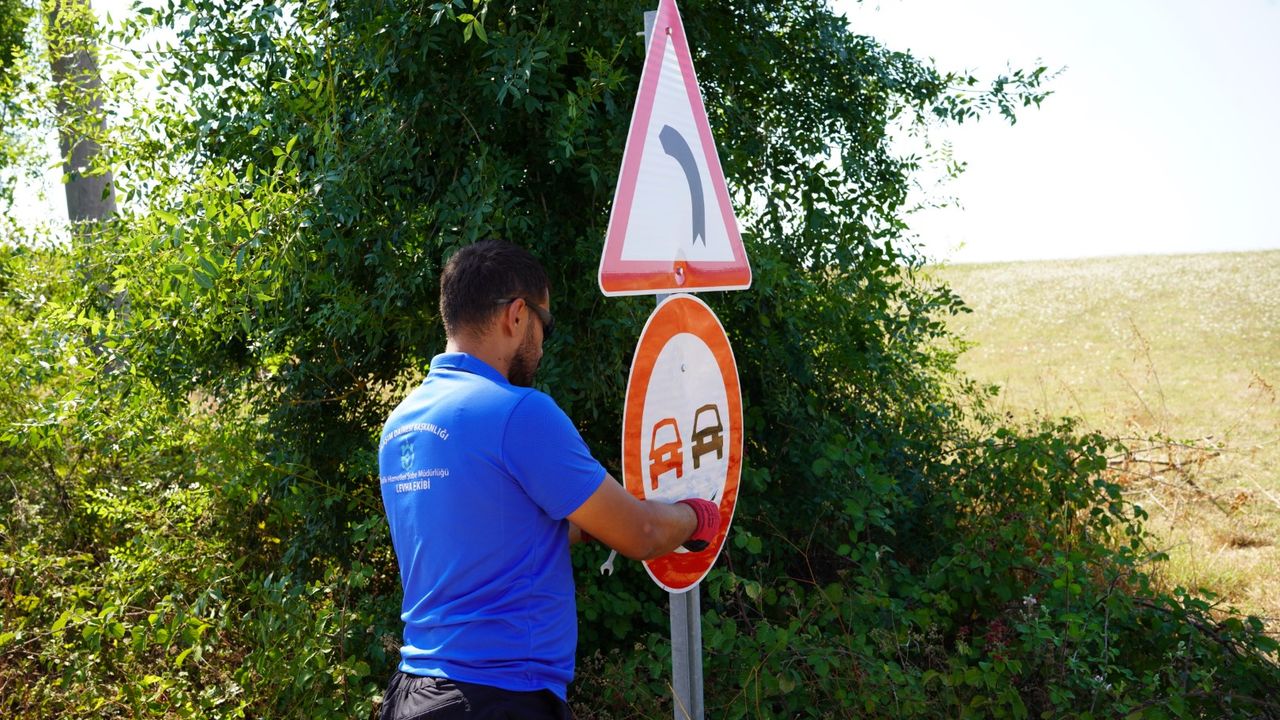 Kocaeli Büyükşehir’le kırsal ulaşımda levhalar yenileniyor