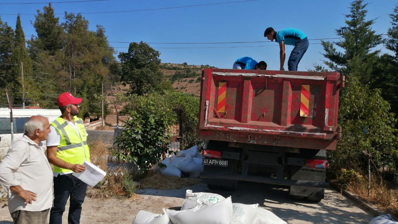 Kocaeli Belediyesi’nden üreticiye tavuk yemi ve ekipman desteği