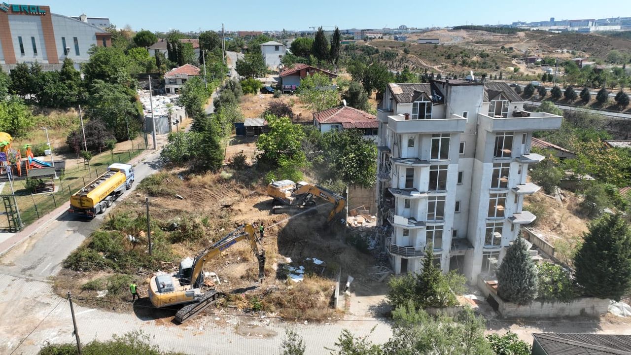 Çayırova’da riskli yapıların yıkımına başlandı
