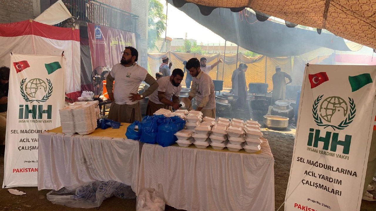 Pakistan’daki sel mağdurlarına yardım ulaştırıldı