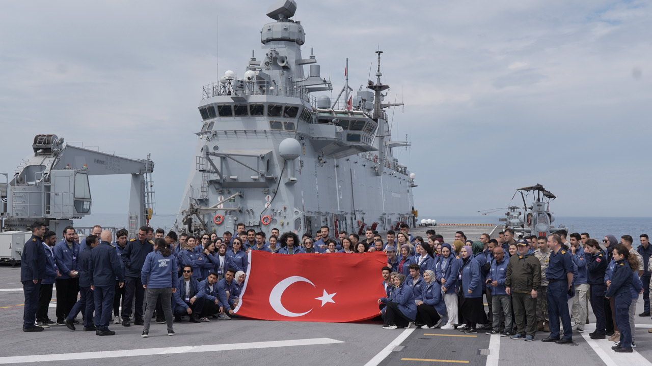 TCG Anadolu “Zafer Yolculuğu”na çıktı: 350 gençle milli mücadele ruhu yaşatılacak