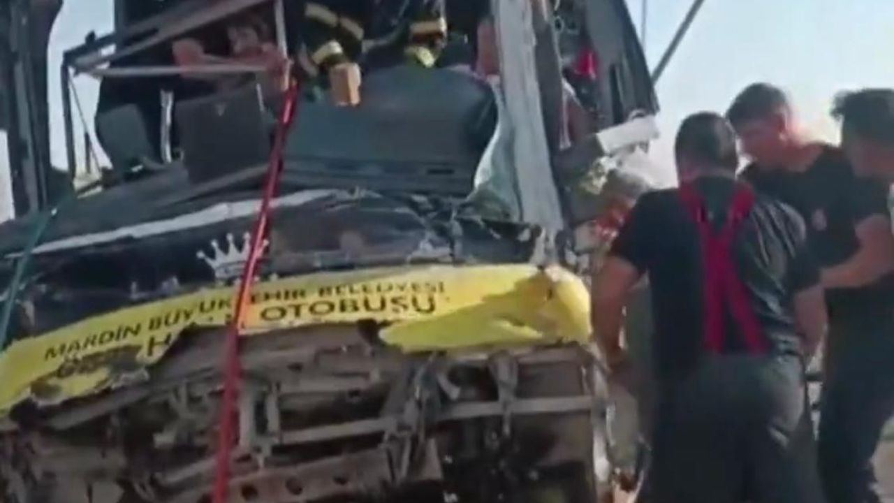 Mardin’de halk otobüsü ile tır çarpıştı: 1 ölü, 9 yaralı