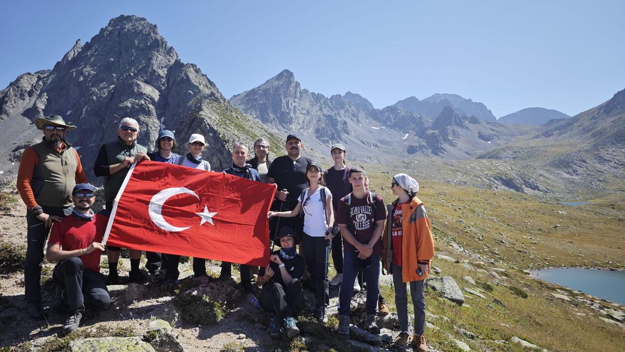Türk Nöroloji ve Türk Algoloji Derneği’nden, Ağrı tedavisi için farkındalıkla Kaçkar Dağları’na tırmanış