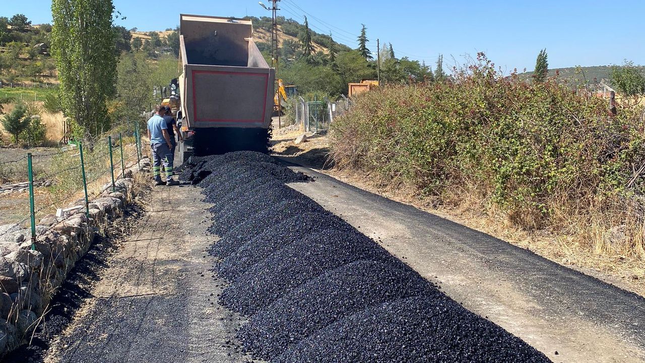 Ankara Güdül’de yol bakım ve asfalt çalışmaları sürüyor