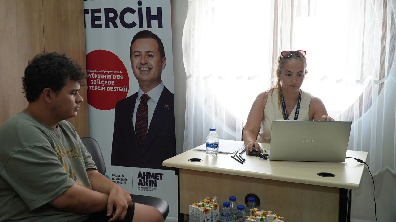 Ahmet Akın tercih sürecinde gençlerin yanında