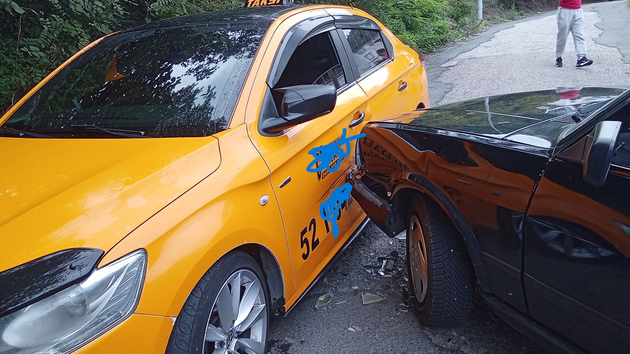 Tehlikeli yokuşta kaza: Tofaş ve taksi çarpıştı