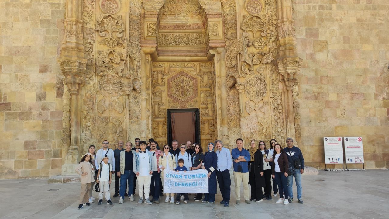 Sivas Turizm Derneği, 27 Eylül Dünya Turizm Gününde Divriği’yi gezdi
