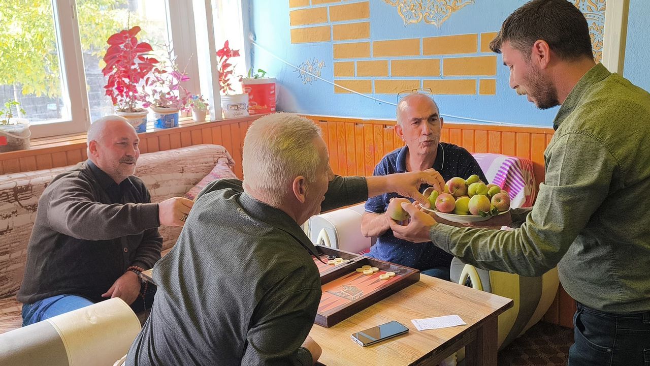 İşyerinde Meyve Ağacından aldığı hasadı müşterilerine ikram etti