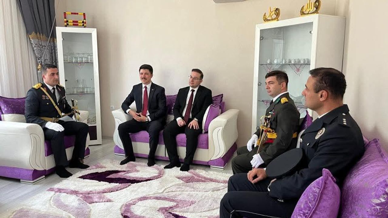 Digor Kaymakamı Kahraman’dan Şehit Hasan Baykız kabrini ziyaret etti