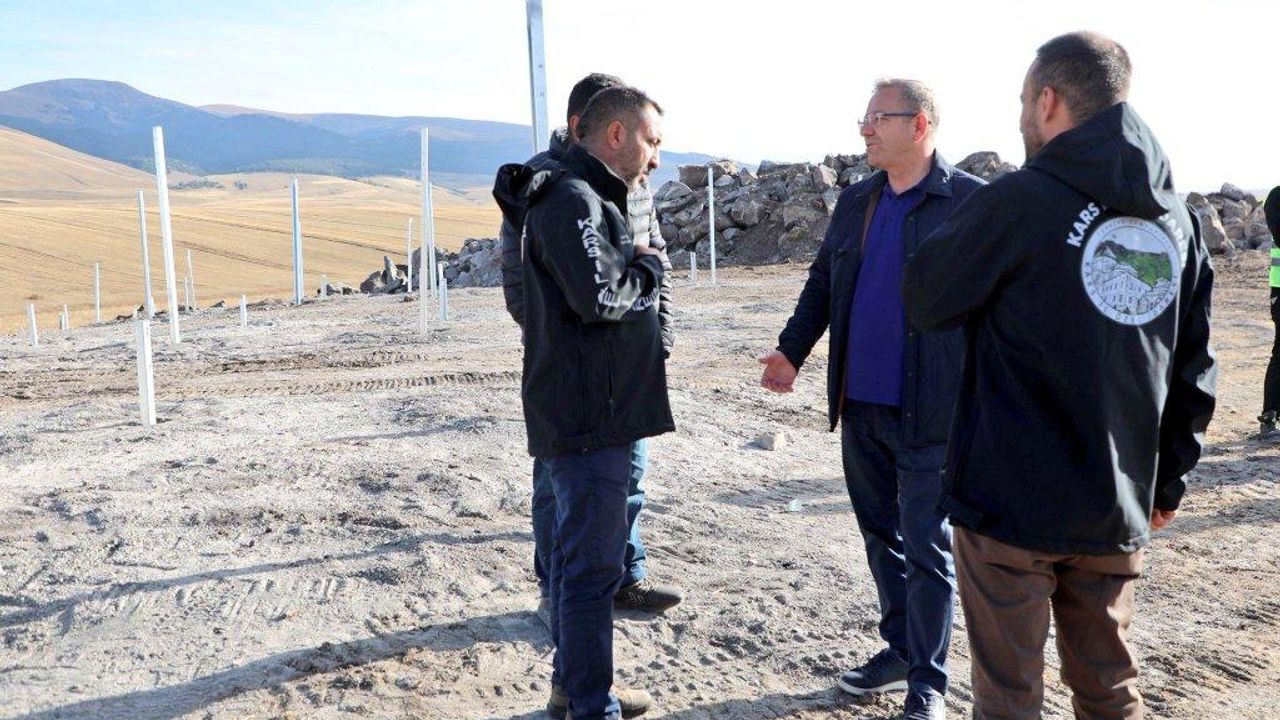 Kars Valisi Polat, Asboğa Köyü’ndeki Güneş Enerji Sistemi çalışmalarını inceledi