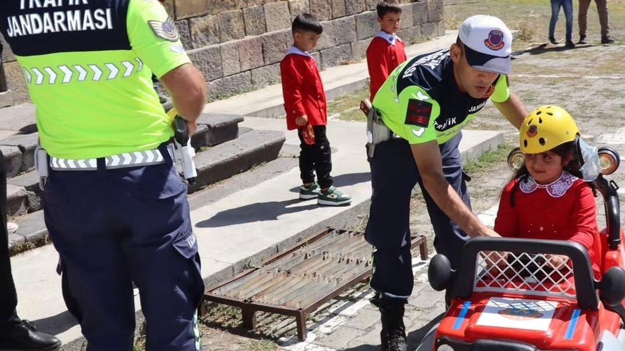 Kars’ta Jandarma’dan öğrencilere trafik güvenliği eğitimi verdi