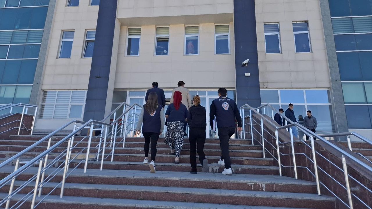 Kars’ta banka kartı dolandırıcılığı operasyonu: 2 şüpheli gözaltına alındı