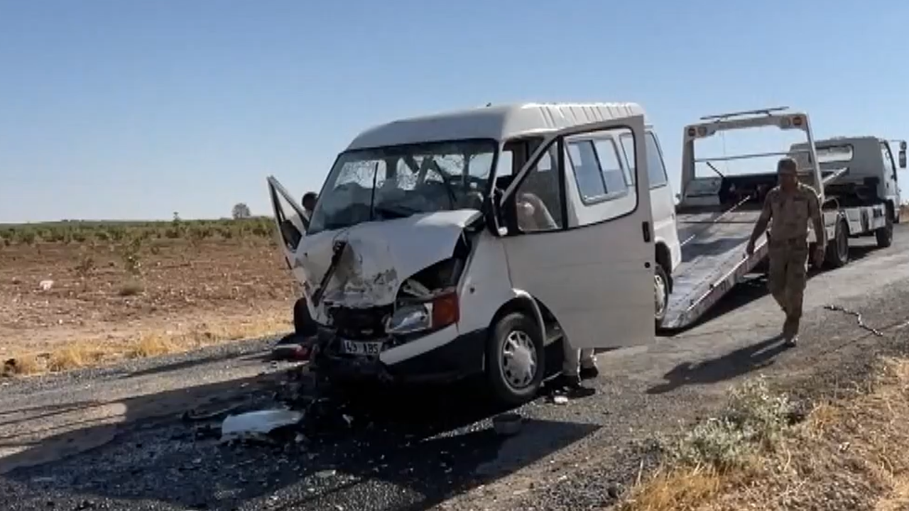 Şanlıurfa’da minibüs ile otomobil çarpıştı: 15 yaralı