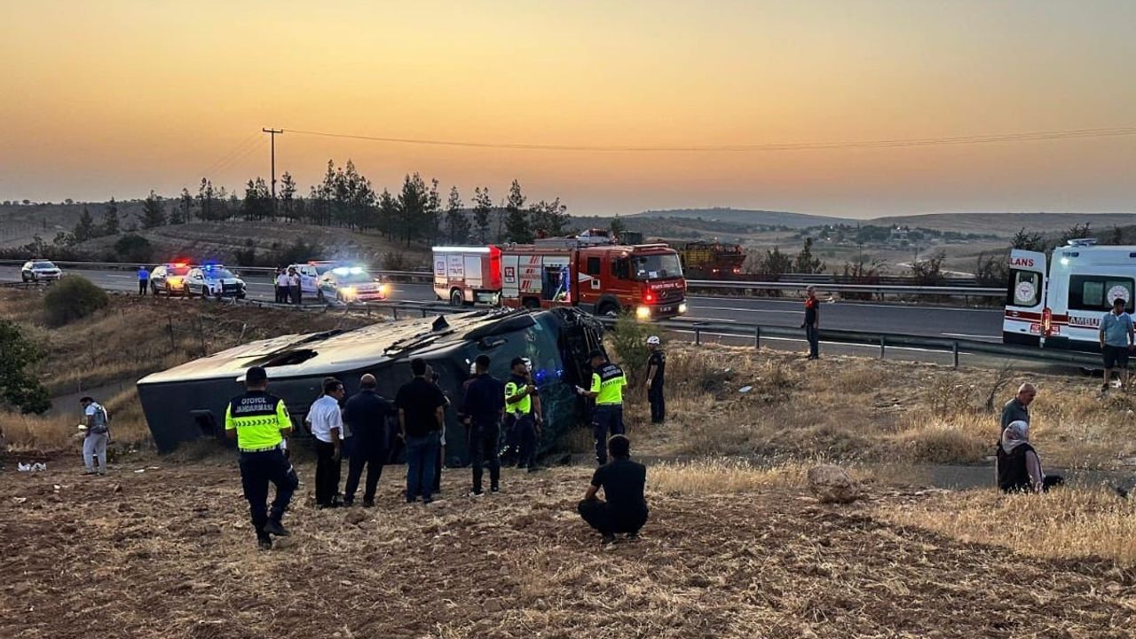 Suruç’ta kaza: Yolcu otobüsü yan yattı