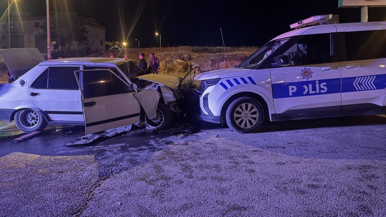 Kayseri’de “Dur” ihtarına uymayan sürücü polis aracına çarptı: 2 polis yaralı