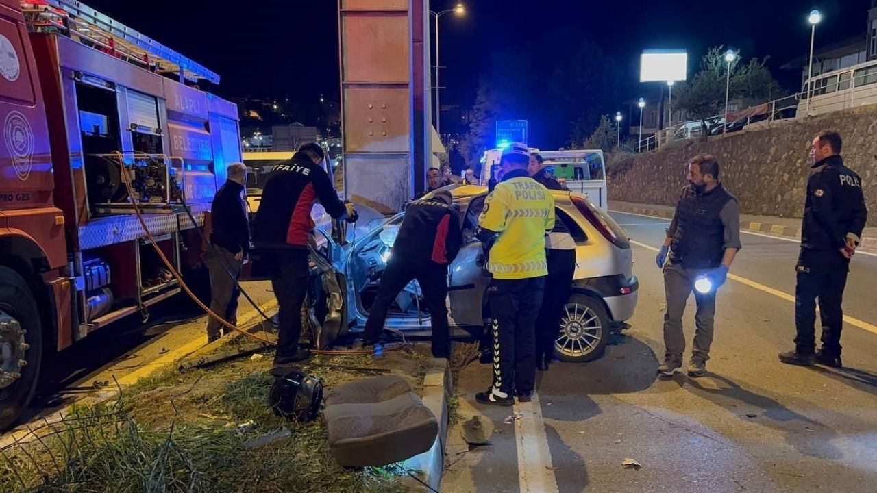 Kontrolden çıkan otomobil üst geçide çarptı: 2 genç hayatını kaybetti