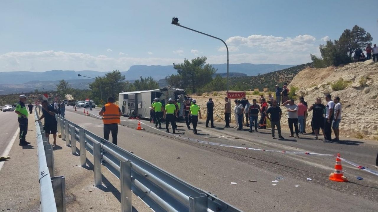 Mersin’de yolcu otobüsü ile kamyon çarpıştı: Ölü ve yaralılar var