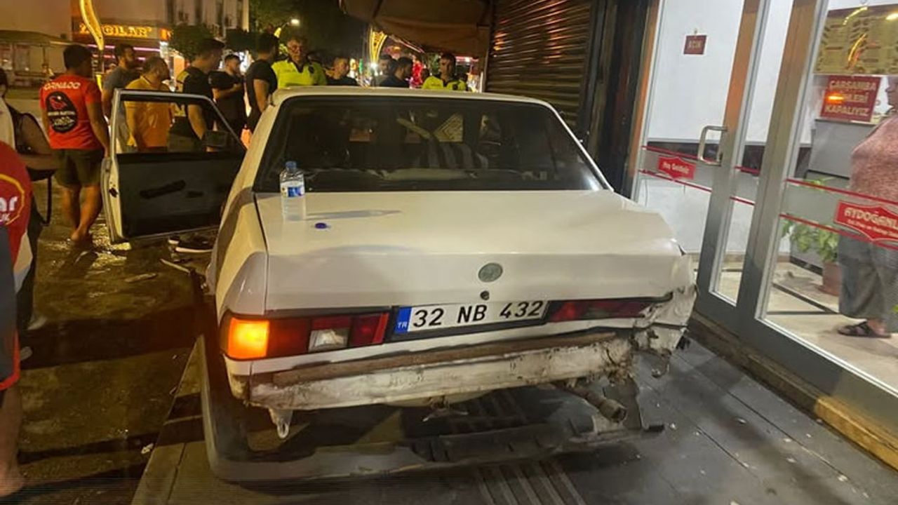 Serik’te park halindeki araca kamyonet çarptı