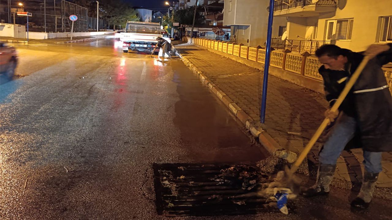 Burdur belediyesi yağmurdan sonra mazgalları temizledi