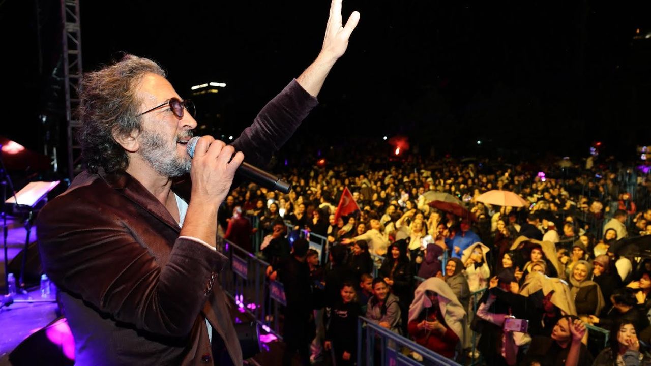 Yağmur yağdı, coşku dinmedi: Fettah Can sahnedeydi