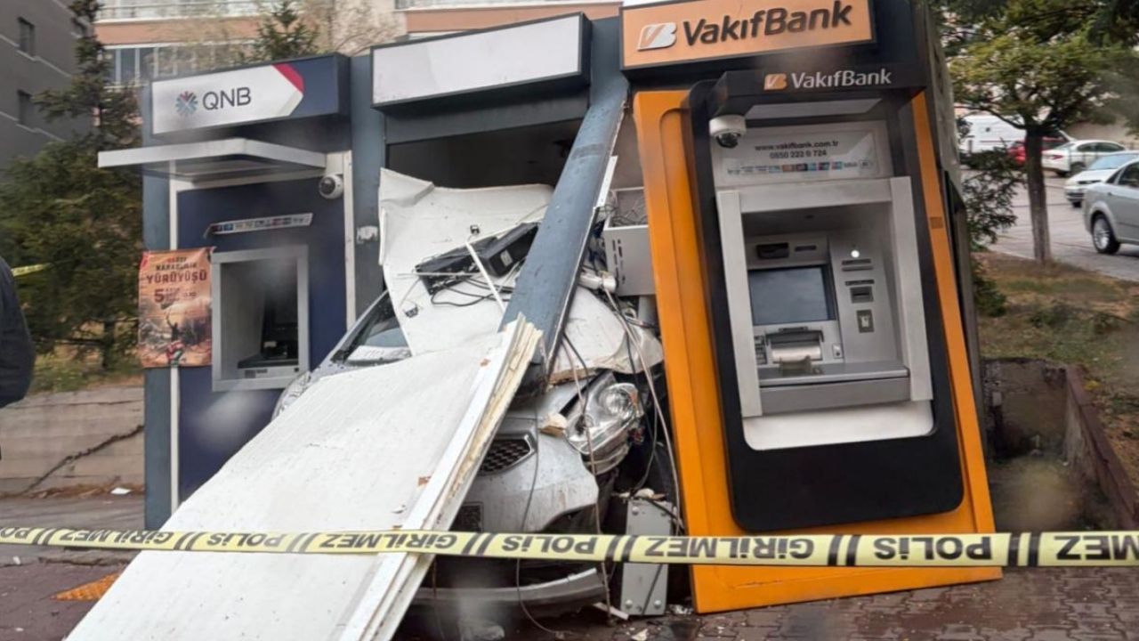 Ankara’da kaygan yolda kaza: Otomobil ATM’ye girdi
