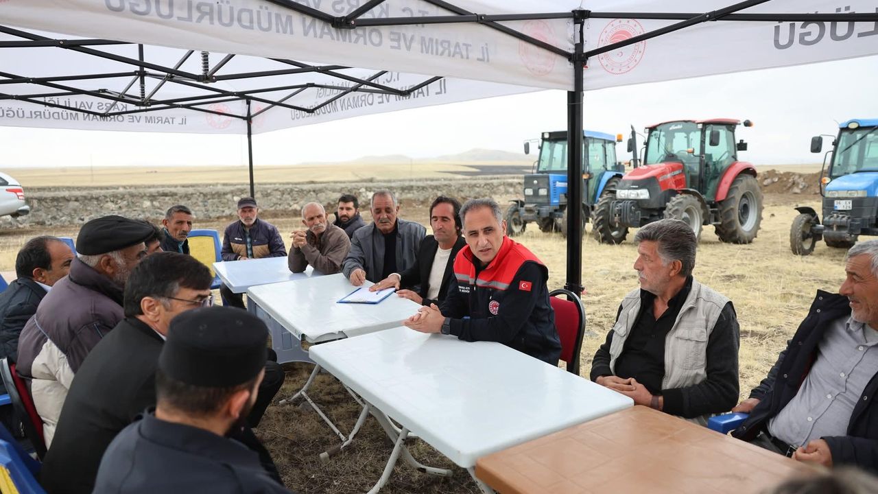 Kars Tarım İl Müdürü Enver Aydın, Başgedikler Köyü Merası’nda yetiştiricilerle bir araya geldi