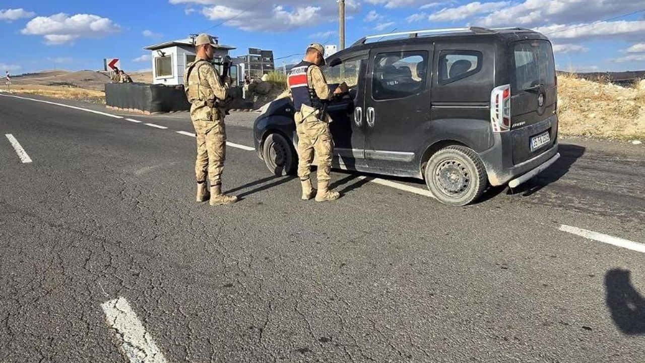 Kars’ta düzensiz göçle mücadele kapsamında “Huzur ve Güven Uygulaması” gerçekleştirildi