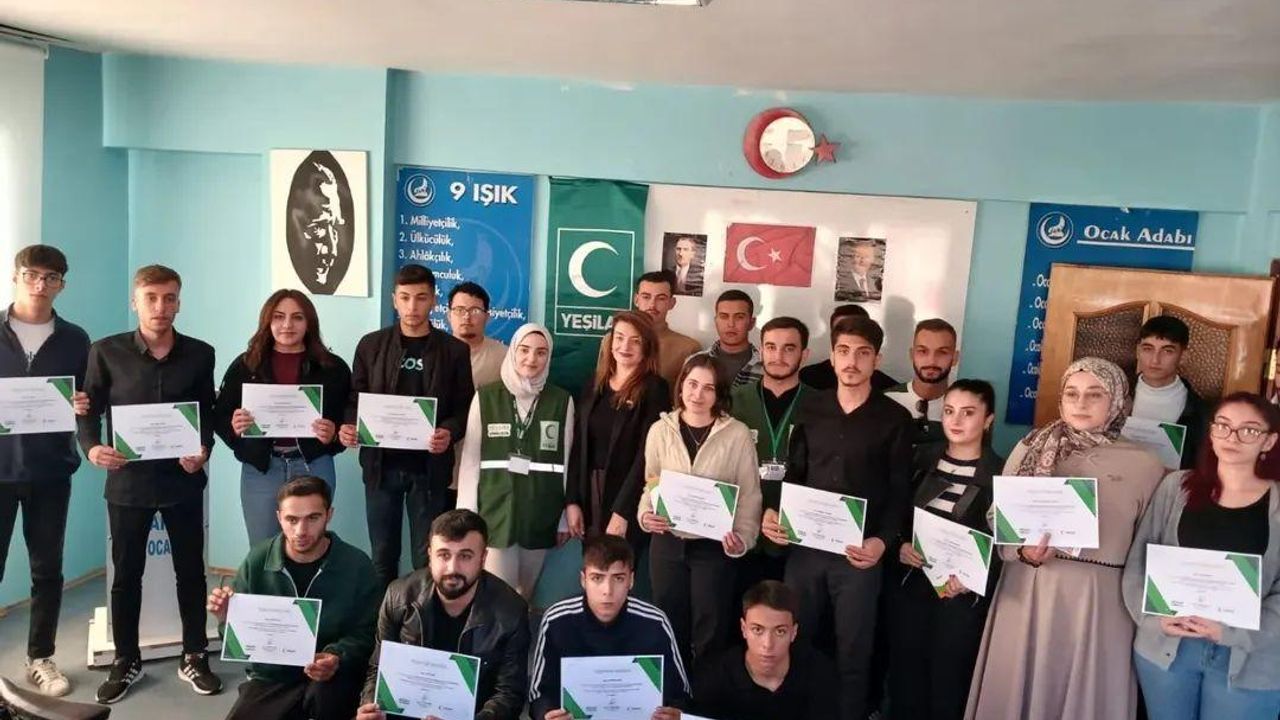 Kars Yeşilay’dan Ülkü Ocakları’nda bağımlılıkla mücadele eğitimi