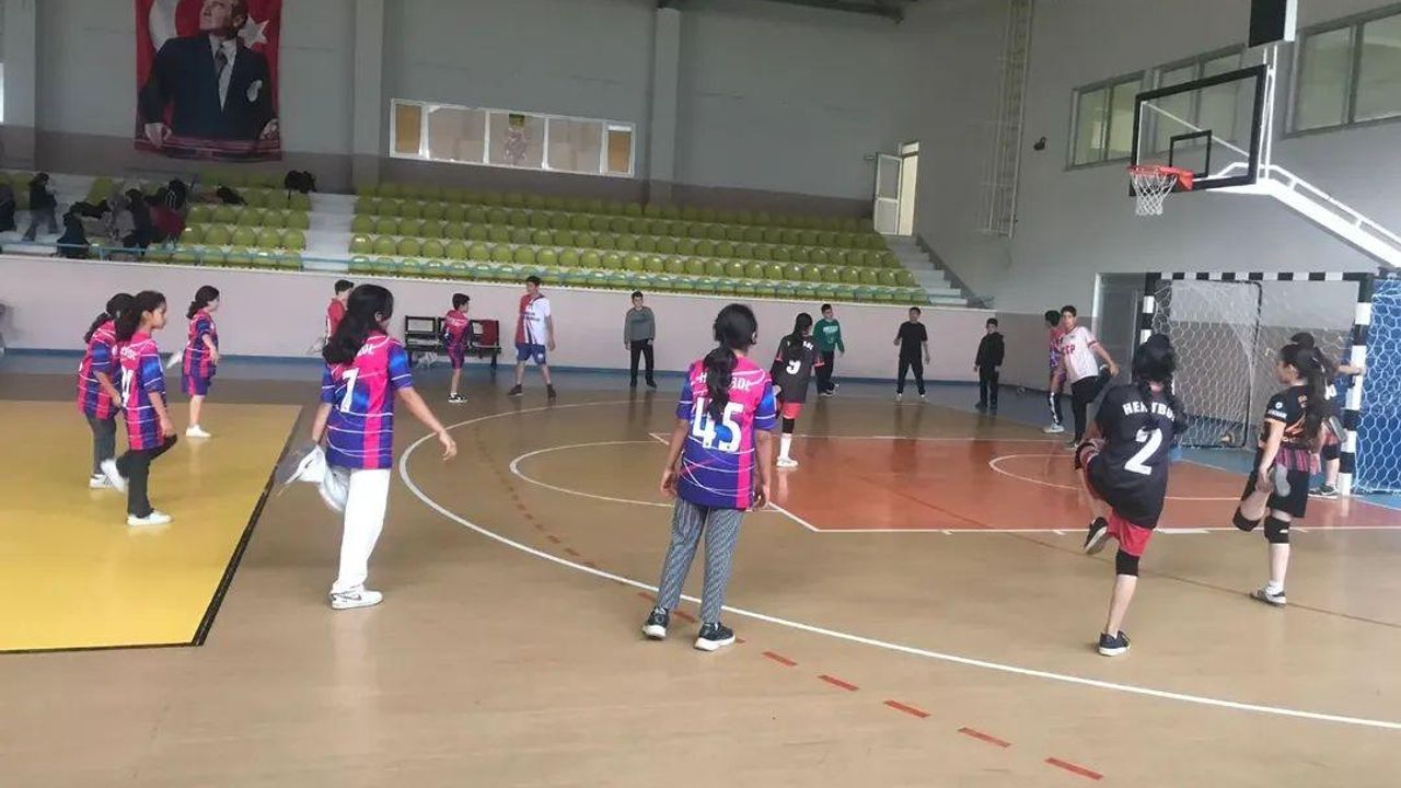Kağızman’da GSB Spor okulları hentbol antrenmanları sürüyor