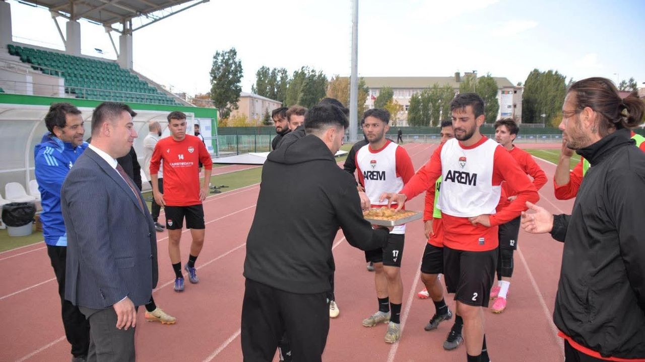 Kars Milletvekili Adem Çalkın’dan Kars 36 Spor’da maç öncesi tatlı ikramı
