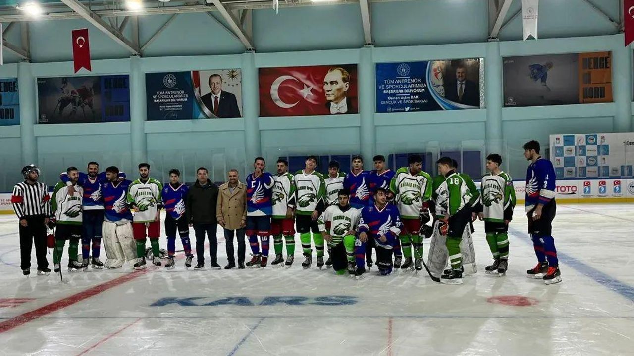 Kars’ta buzun üzerinde nefes kesen gece! buz hokeyi ve sürat pateni gösterileri büyük ilgi gördü