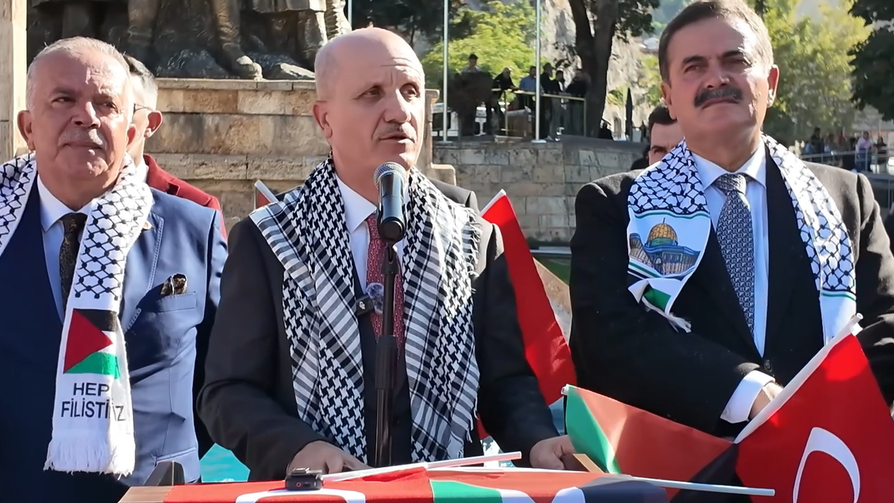 Yükseköğretim Kurulu Başkanı Özvar ile öğrenciler birlikte yürüdü